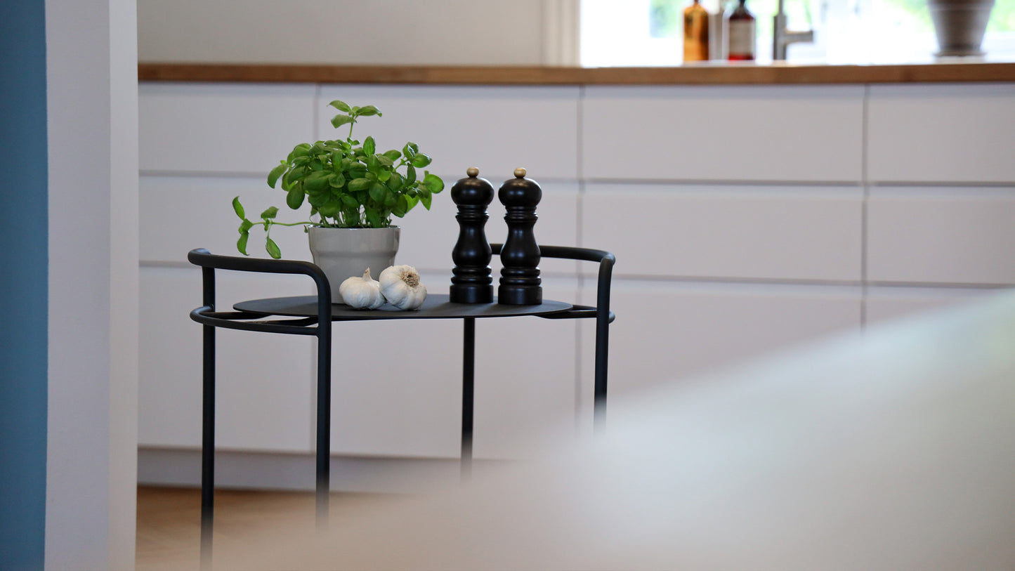 Serving Table - Bakkebord i pulverlakeret stål med hjul