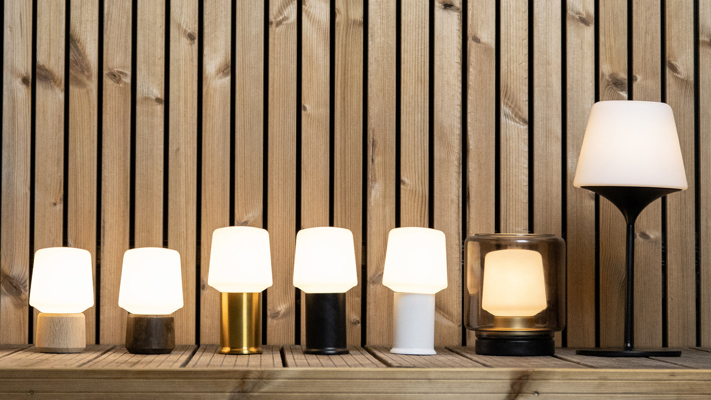 Ambience - Lamp Intelligent & Oslo base - Indendørs lampe med fod i egetræ