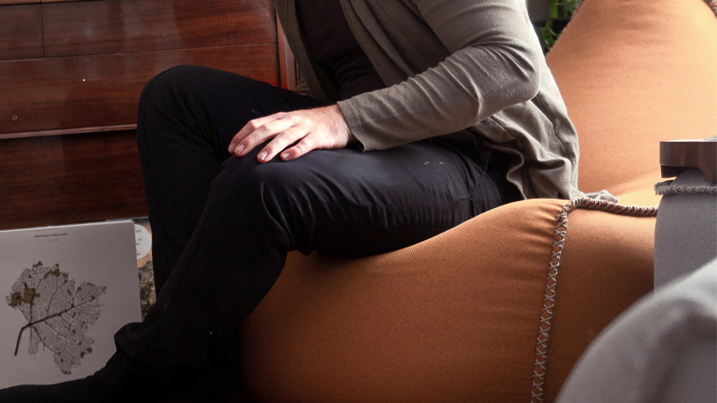 Cura Lounge Chair & Pouf - Eksklusiv og bæredygtig loungesækkestol med puf