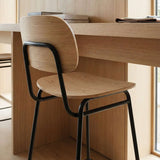 Frame Bar Stool med ryglæn i egefinér og stel i sort pulverlakeret stål, industrielt design.