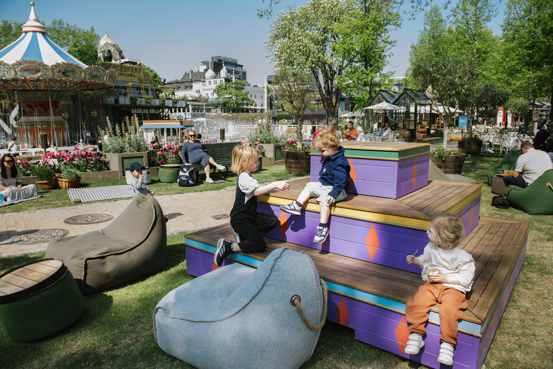 Familie slapper af i SACKit sækkestole ved loungeområde på Tivoli Food Festival