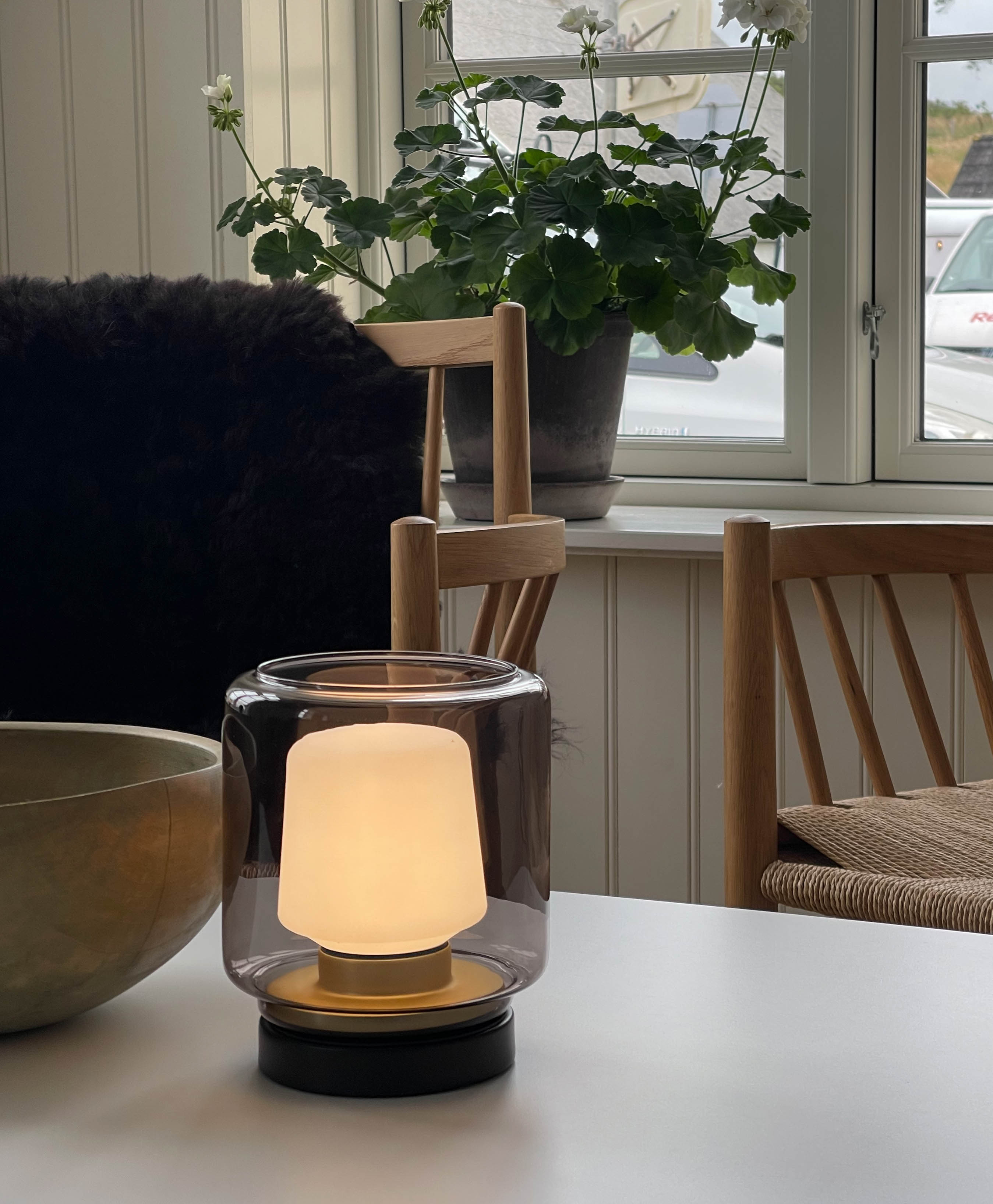 Indendørs SACKit New York-lampe i glas i loungeområde hos Villa Vest