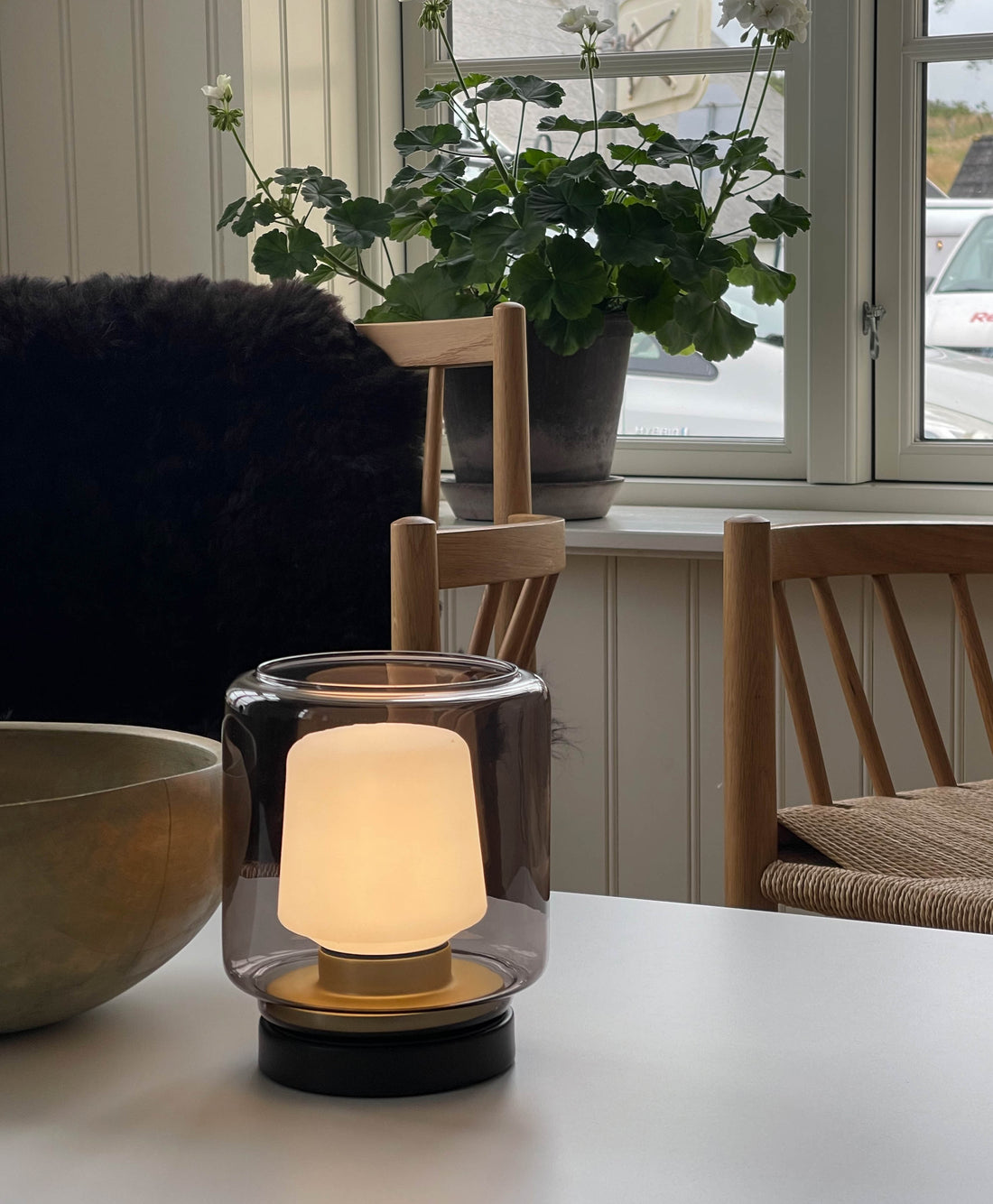 Indendørs SACKit New York-lampe i glas i loungeområde hos Villa Vest