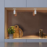 Hvid Expo Ceiling loftslampe i aluminium med rund form og enkel, moderne design.