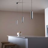 Polished Expo Pendant pendellampe i aluminium med slank, cylindrisk form og lang ledning.