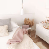 Move 150 højtalerfront i lyserød Kvadrat Fiord stof med lædermærke.