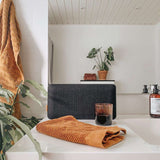 Move 150 højttalerfront i mørk grå Fiord stof fra Kvadrat med lædermærke, passer til flere Move 150 modeller.