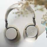 Beige SACKit Touch 410 trådløse høretelefoner med roterbare earcups og blødt materiale.