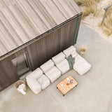 Udendørs Soft Sofa Outdoor Lounger i Kirra Sand med bløde puder og lav ryg.