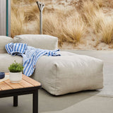 Udendørs Soft Sofa Outdoor Lounger i Kirra Sand med bløde puder og lavt ryglæn.