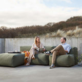 Udendørs Soft Sofa Outdoor lounger i Kirra Olive med bløde puder og lav ryg.