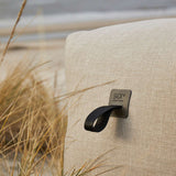 Udendørs Soft Sofa Outdoor 2-personers i Kirra Sand med bløde puder og lavt ryglæn.