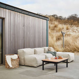 Udendørs Soft Sofa Outdoor 3-personers med chaiselong i Kirra Sand stof, blød og indbydende design.