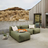 Udendørs Soft Sofa Outdoor 3-personers med loungedel i Kirra Olive tekstil, blød og formstabil design.