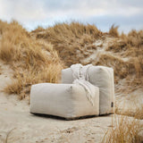 Udendørs hjørnesofa Soft Sofa Outdoor i Kirra Sand med bløde puder og lavt ryglæn.