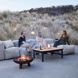 Udendørs hjørnesofa Soft Sofa Outdoor i Kirra Sand med bløde puder og lavt ryglæn.