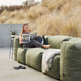 Udendørs hjørnesofa Soft Sofa Outdoor i Kirra Olive med bløde puder og lavt ryglæn.