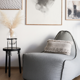 Medley Lounge Chair i gråt Medley stof med ryglæn og blød siddekomfort i moderne design