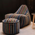 Multifarvet Lounge Chair og Pouf Paul Smith i bomuldstekstil med lineært design på hvid baggrund