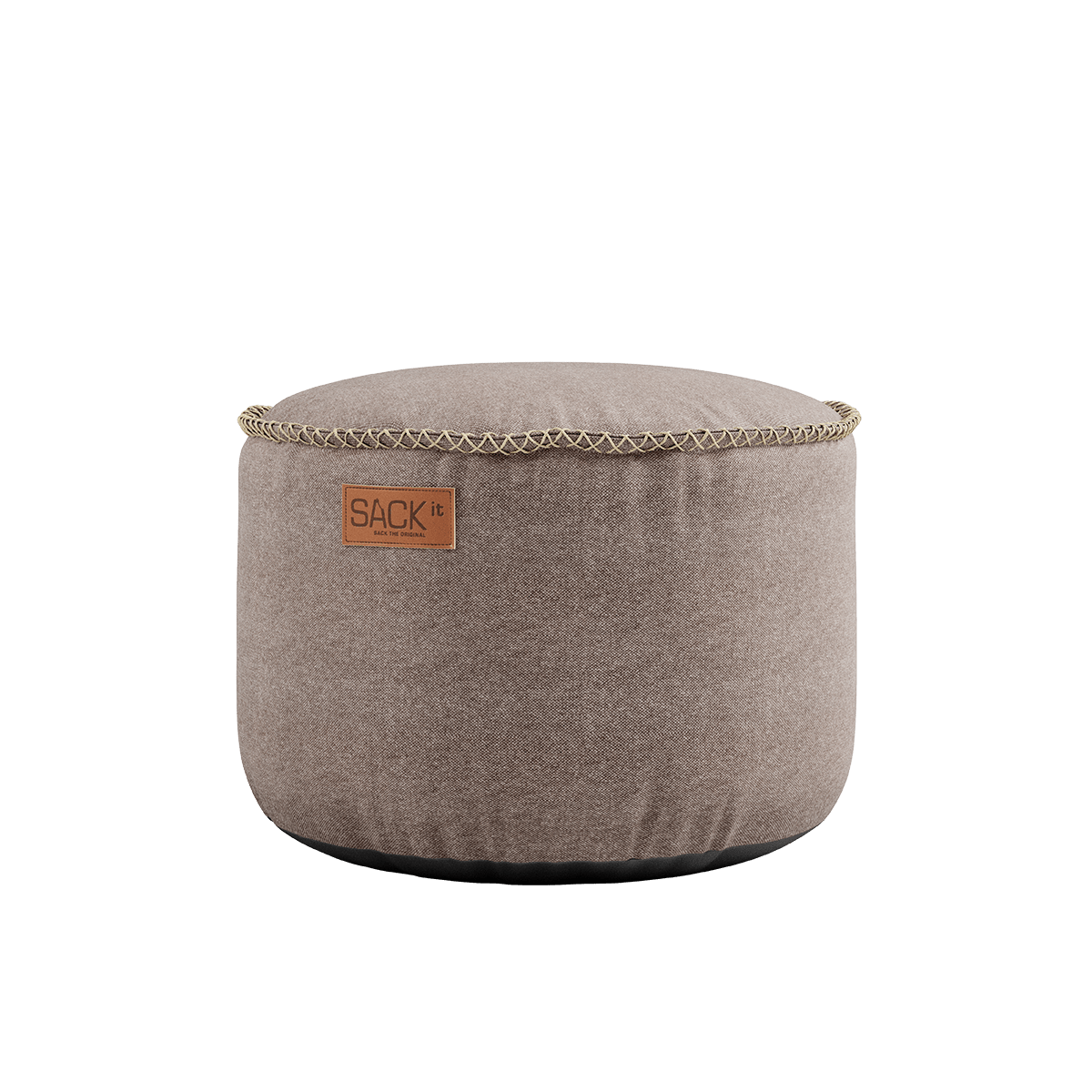 Rund beige puf i slidstærkt tekstil med dekorative syninger langs kanten og diskret sackit mærke. En enkel og komfortabel siddeplads til hjemmet.