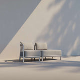 Kirra Lounge Sofa i Kirra Sand med åben venstre ende i pulverlakeret aluminium og olefin tekstil til udendørs brug.