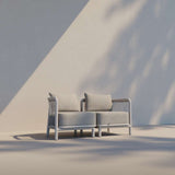 Kirra Lounge Sofa hjørnemodul i Kirra Sand med pulverlakeret aluminiumsramme og Olefin tekstil til udendørs brug.