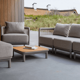Kirra Lounge Sofa Seat i sandfarvet Olefin tekstil med aluminiumsstel til udendørs brug.