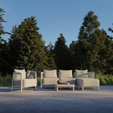 Kirra Lounge Chair i sandfarvet Olefin tekstil med aluminiumsstel til udendørs brug