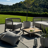 Kirra Lounge Sofa i sandfarvet olefin tekstil med aluminiumsramme, 2-personers udendørs sofa.