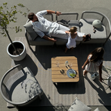 Kirra Lounge Chair i sandfarvet tekstil med aluminiumsramme, udendørs modulær sofa i moderne design.
