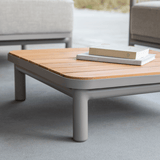 Kirra Side Table i taupe med teaktræbordplade og pulverlakeret aluminiumsstel til udendørs brug.