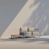 Taupe Kirra Side Table i pulverlakeret aluminium med teaktræbordplade til udendørs brug.