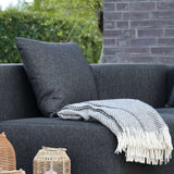 Sort Cobana Cushion i vandafvisende Olefin tekstil på udendørs sofa.