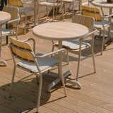 Kirra Café Table udendørs spisebord i taupe pulverlakeret aluminium med teaktræsbordplade, rund form.