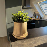 Sandfarvet Gaia 16 udendørs keramikkrukke med mat, riflet overflade og drænhul, Ø17 cm.