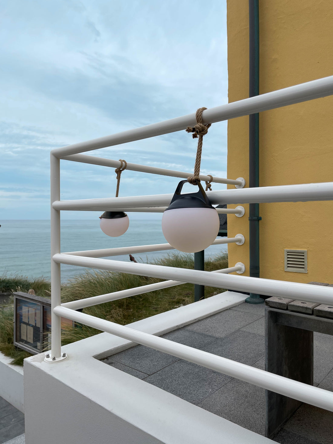 SACKit udendørs lamper oplyser terrasse hos Villa Vest ved Vesterhavet