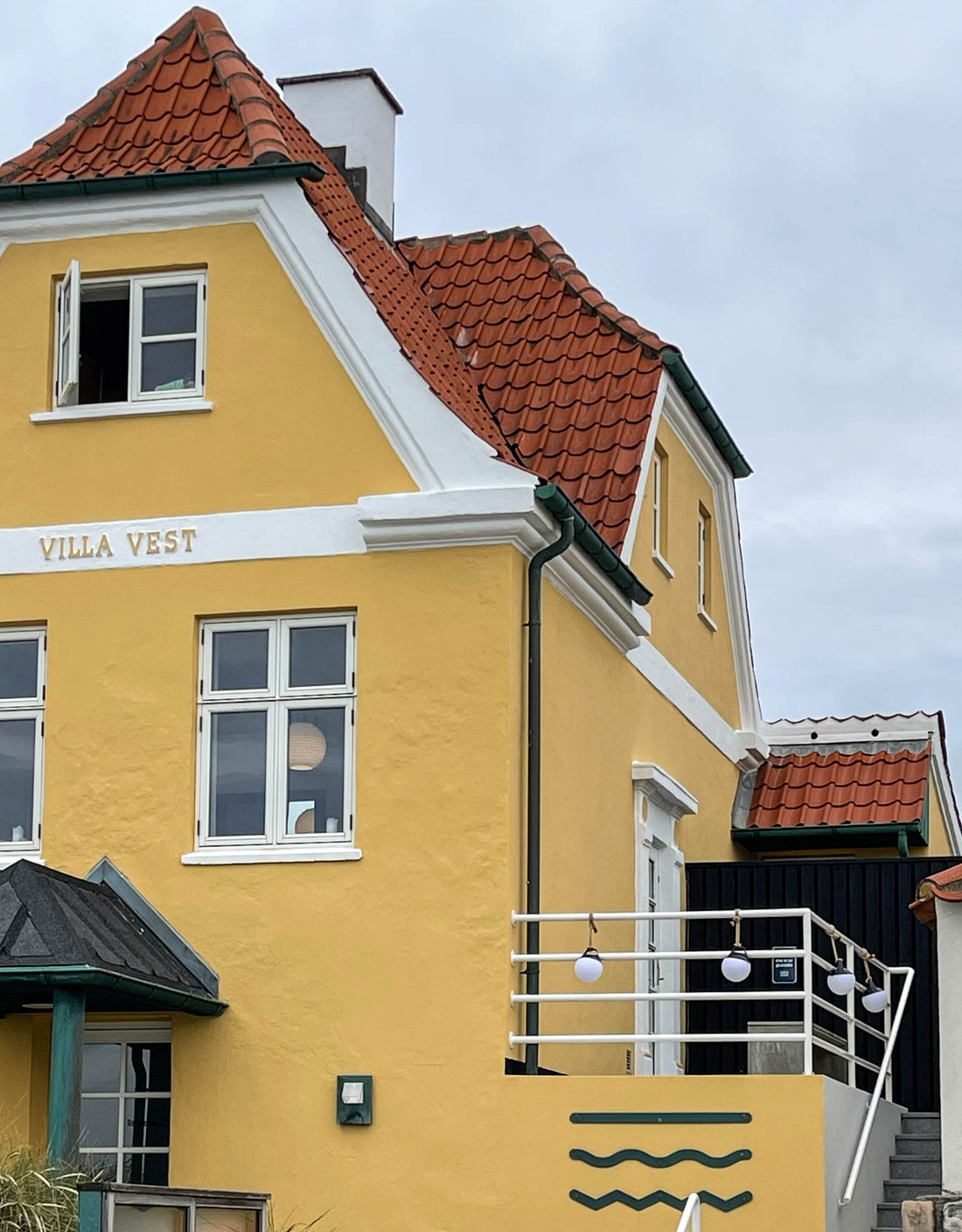 Udendørs SACKit Light 150 lampe ved indgang til Villa Vest restaurant