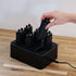 SACKit Light Battery Charging Station i hvid ABS-plastik med plads til 6 batterier og medfølgende kabel.