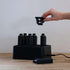 Hvid Battery Charging Station i ABS-plastik med plads til seks batterier og medfølgende kabel og adaptere