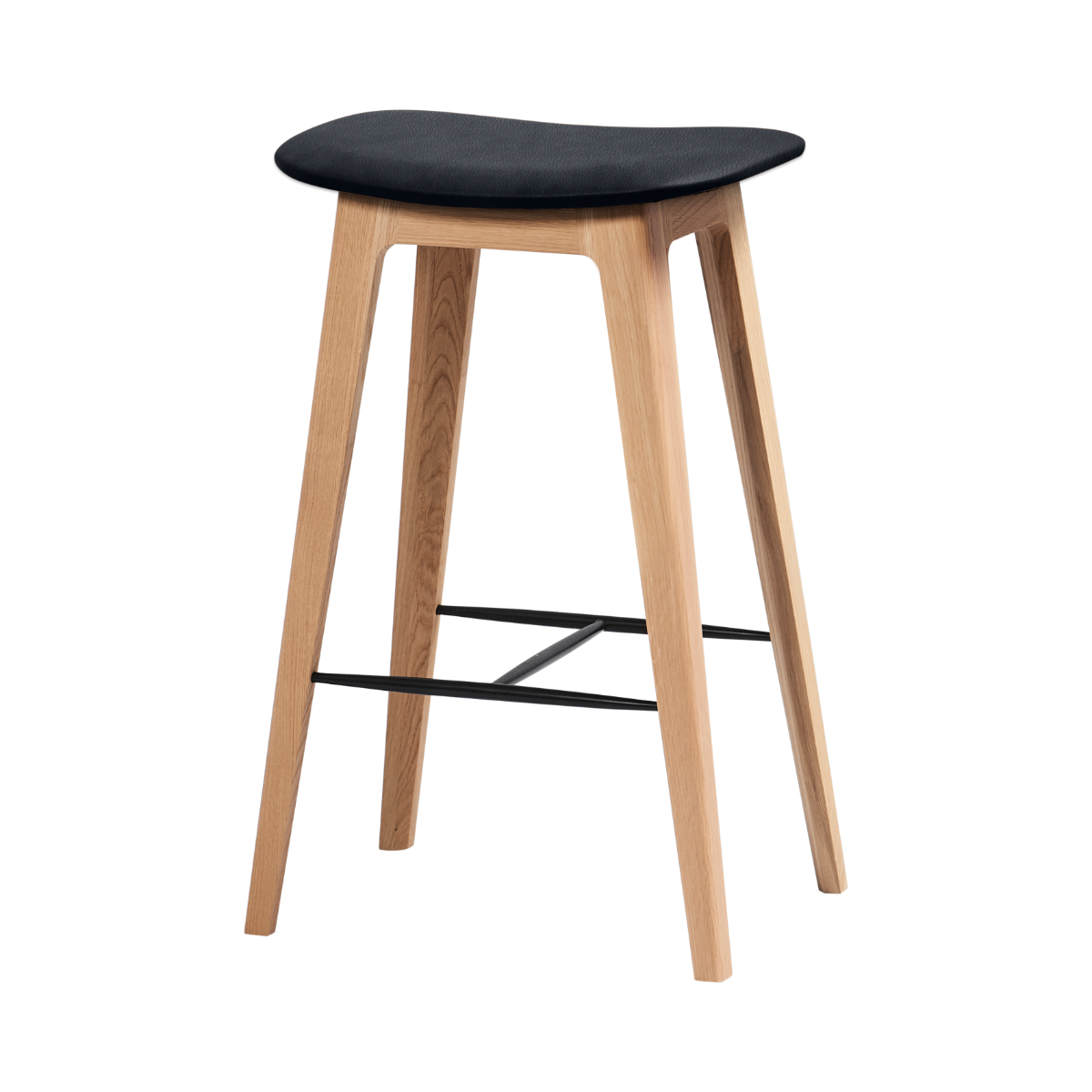 Nordisk barstol i egetræ med sort polstret sæde og sorte tværgående fodstøtter fra sackit med dansk design og et tidløst udtryk til køkken eller barområde
