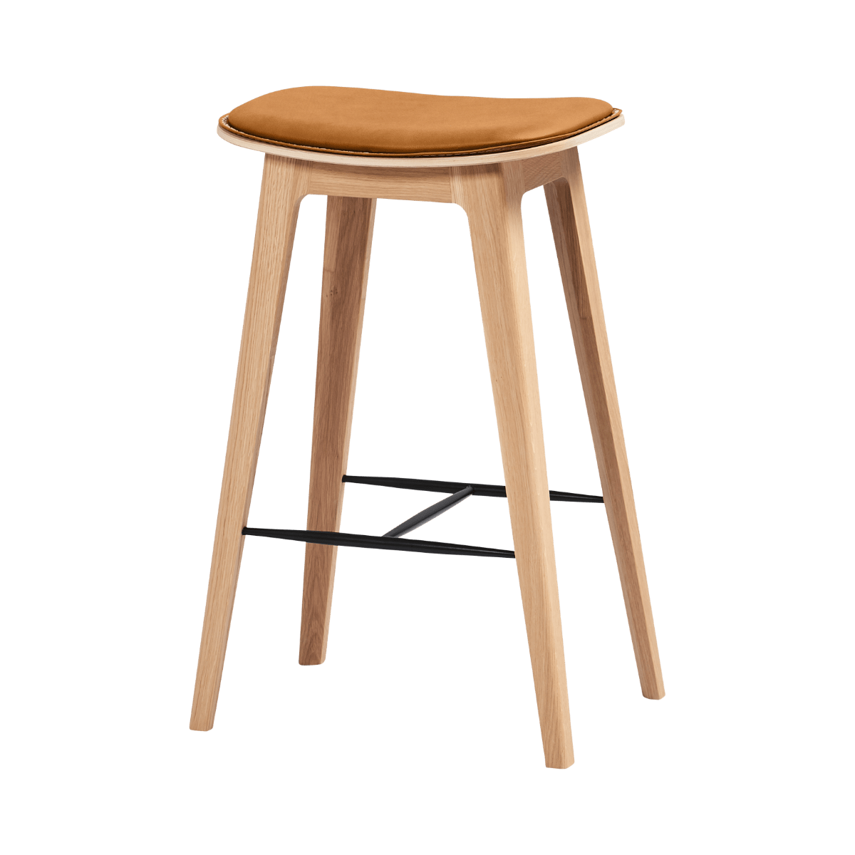 sackit barstol i lyst egetræ med cognacfarvet polstret sæde og sorte metalstøtter til fødderne i et enkelt nordisk design