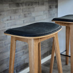 variant_8594317-U% | Nordic Bar Stool - Oak with stitches (2. sortering) - 68 cm Luna Carbon | SACKit