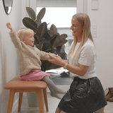 Nordic Bench i massivt egetræ med sort Terra læderpolstring og glat finish.