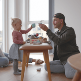 Nordic bænk i massivt egetræ med sort Terra læderpolstring og enkelt, tidløst design.