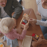 Nordic Bench i massivt egetræ med sort Terra læderpolstring og glat finish.