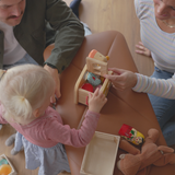 Nordic Bench i massivt egetræ med sort Terra læderpolstring og glat finish.
