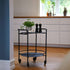 Sort Serving Table i mat pulverlakeret stål med hjul, designet af Steffensen & Würtz, brugt som sidebord.