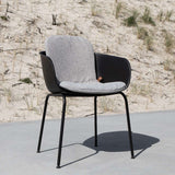 Udendørs Patio Chair no. One med fuldpolstret hynde i Cobana Sand Melange farve.