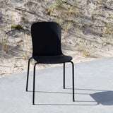 Patio Chair no. One S1 i taupe skal med sort stel, udendørs stol med enkel og moderne design.