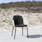 Patio Chair no. One S2 i taupe skaller med sort stel i pulverlakeret stål, udendørs stol.